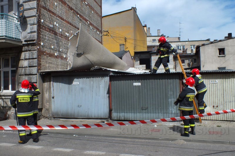 Odpadło ocieplenie ze szczytu budynku przy ul. Długiej w Nakle nad Notecią
