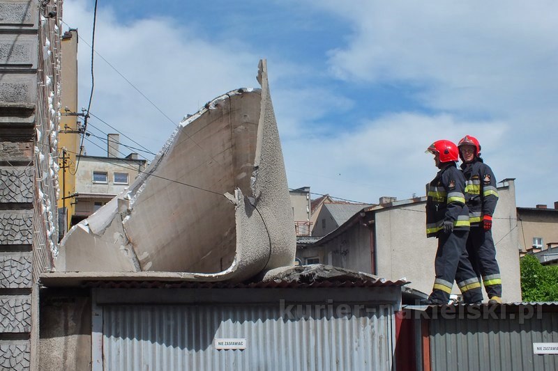 Odpadło ocieplenie ze szczytu budynku przy ul. Długiej w Nakle nad Notecią