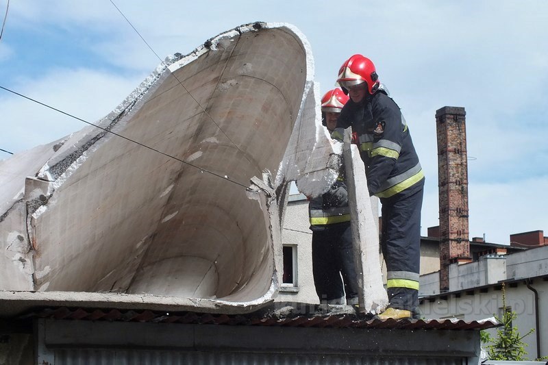 Odpadło ocieplenie ze szczytu budynku przy ul. Długiej w Nakle nad Notecią