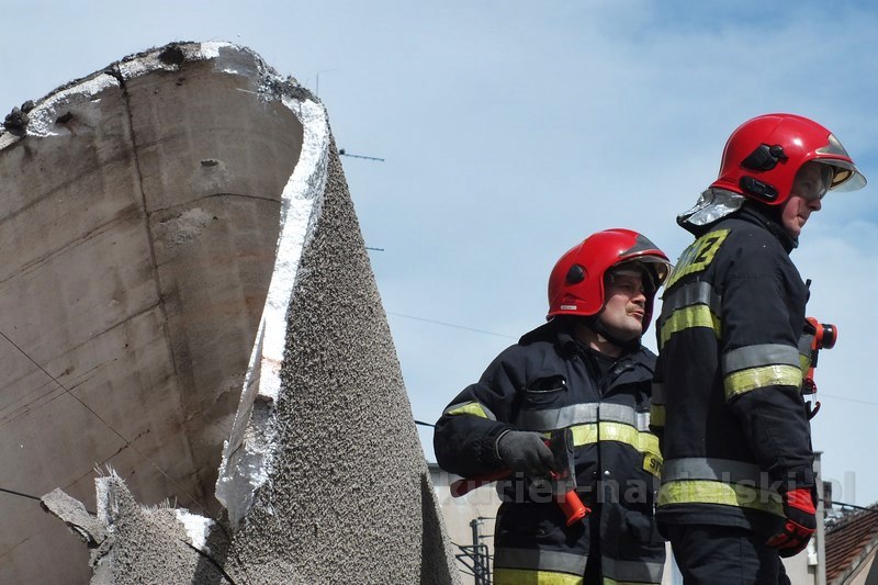 Odpadło ocieplenie ze szczytu budynku przy ul. Długiej w Nakle nad Notecią