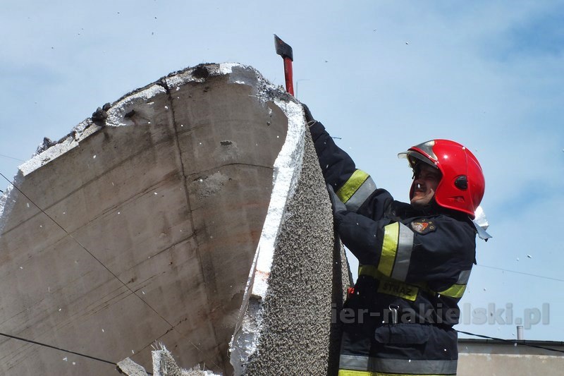 Odpadło ocieplenie ze szczytu budynku przy ul. Długiej w Nakle nad Notecią
