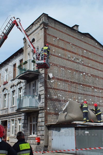 Odpadło ocieplenie ze szczytu budynku przy ul. Długiej w Nakle nad Notecią