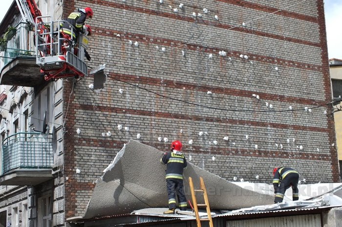 Odpadło ocieplenie ze szczytu budynku przy ul. Długiej w Nakle nad Notecią