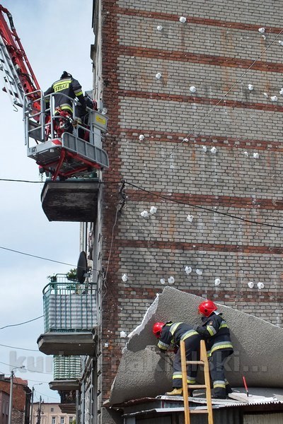 Odpadło ocieplenie ze szczytu budynku przy ul. Długiej w Nakle nad Notecią