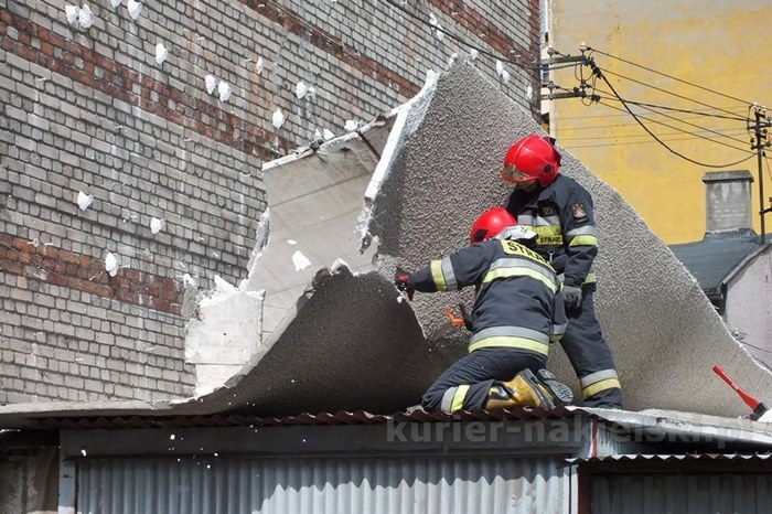 Odpadło ocieplenie ze szczytu budynku przy ul. Długiej w Nakle nad Notecią