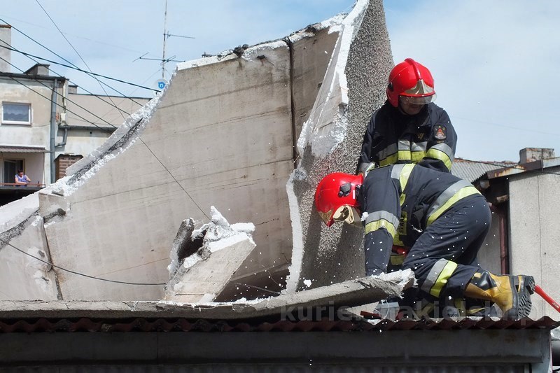 Odpadło ocieplenie ze szczytu budynku przy ul. Długiej w Nakle nad Notecią