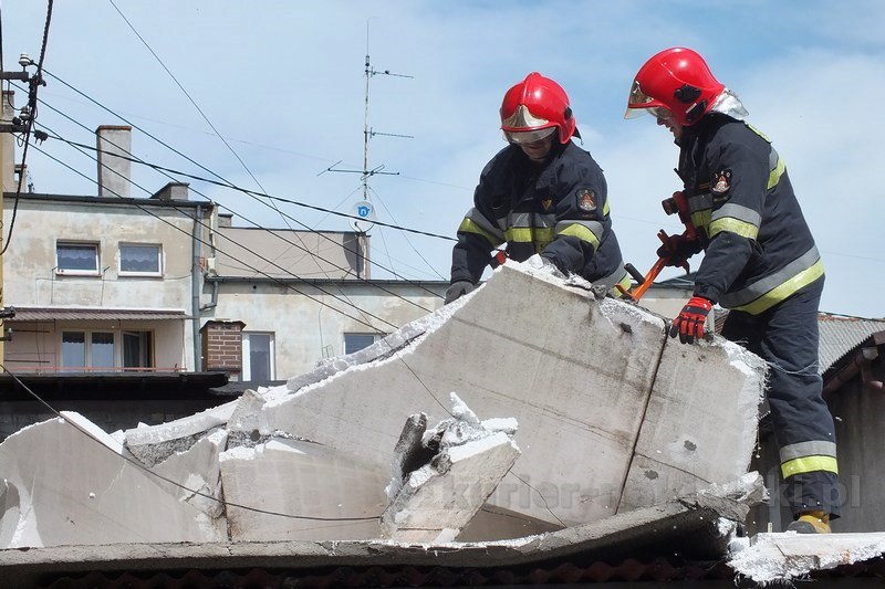 Odpadło ocieplenie ze szczytu budynku przy ul. Długiej w Nakle nad Notecią