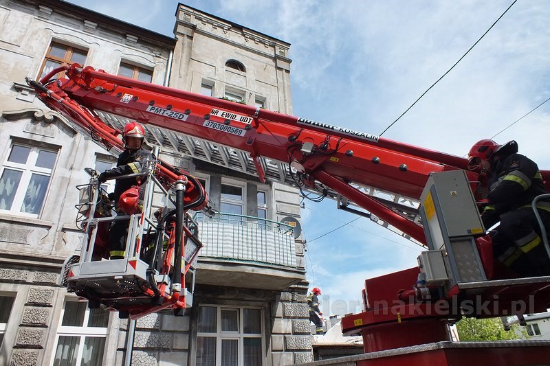 Odpadło ocieplenie ze szczytu budynku przy ul. Długiej w Nakle nad Notecią