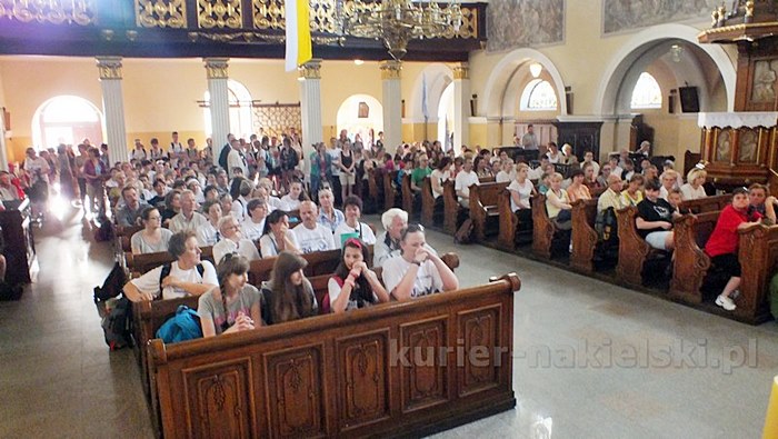 Pielgrzymi w drodze do Górki Klasztornej