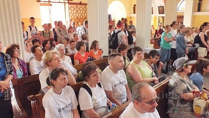 Pielgrzymi w drodze do Górki Klasztornej