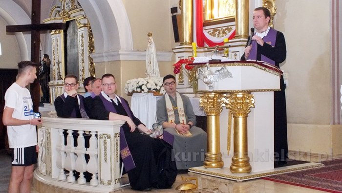 Pielgrzymi w drodze do Górki Klasztornej