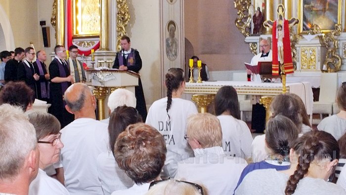 Pielgrzymi w drodze do Górki Klasztornej