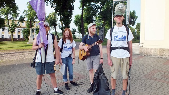 Pielgrzymi w drodze do Górki Klasztornej