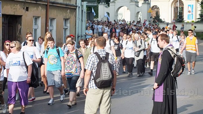 Pielgrzymi w drodze do Górki Klasztornej
