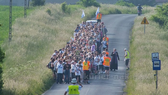 Pielgrzymi w drodze do Górki Klasztornej