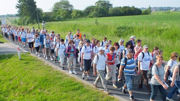 Pielgrzymi w drodze do Górki Klasztornej