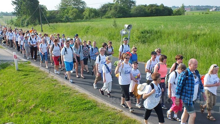 Pielgrzymi w drodze do Górki Klasztornej