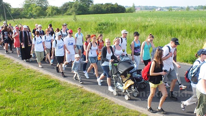 Pielgrzymi w drodze do Górki Klasztornej