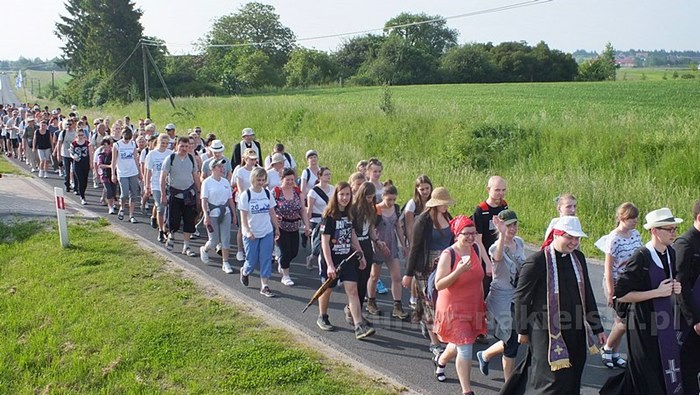 Pielgrzymi w drodze do Górki Klasztornej