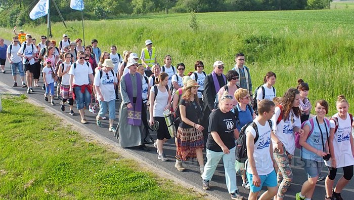Pielgrzymi w drodze do Górki Klasztornej