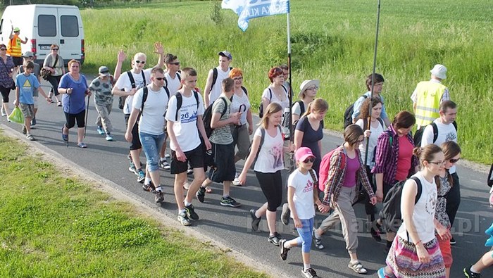 Pielgrzymi w drodze do Górki Klasztornej