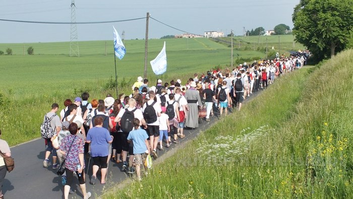 Pielgrzymi w drodze do Górki Klasztornej
