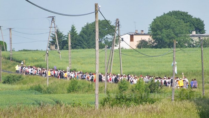 Pielgrzymi w drodze do Górki Klasztornej