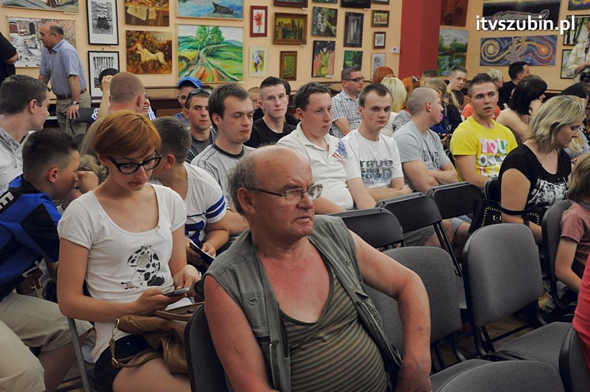 Piłkarze Zawiszy Bydgoszcz z Pucharem Polski w Szubinie