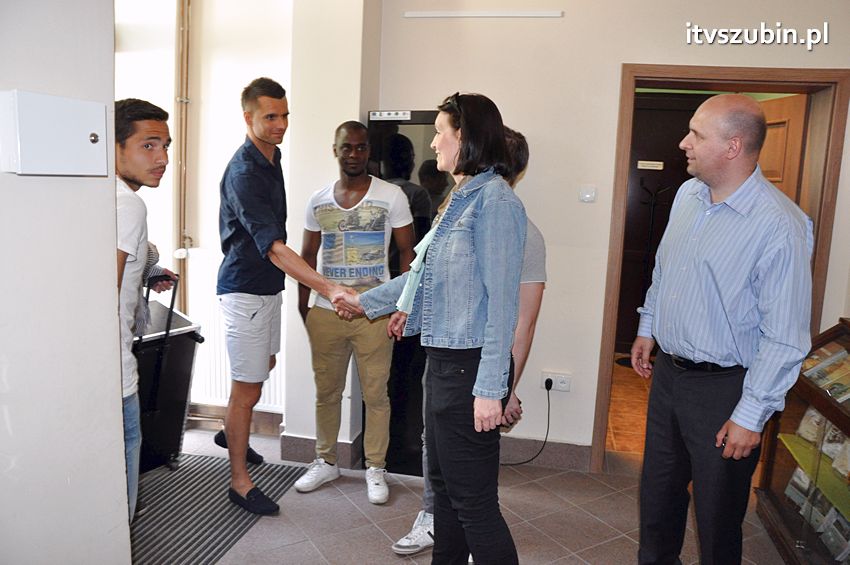 Piłkarze Zawiszy Bydgoszcz z Pucharem Polski w Szubinie