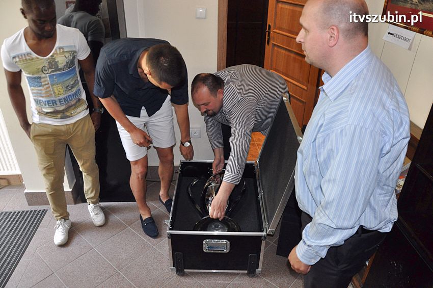 Piłkarze Zawiszy Bydgoszcz z Pucharem Polski w Szubinie