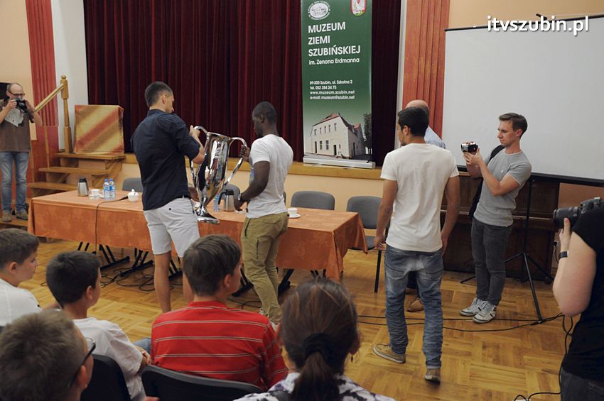 Piłkarze Zawiszy Bydgoszcz z Pucharem Polski w Szubinie