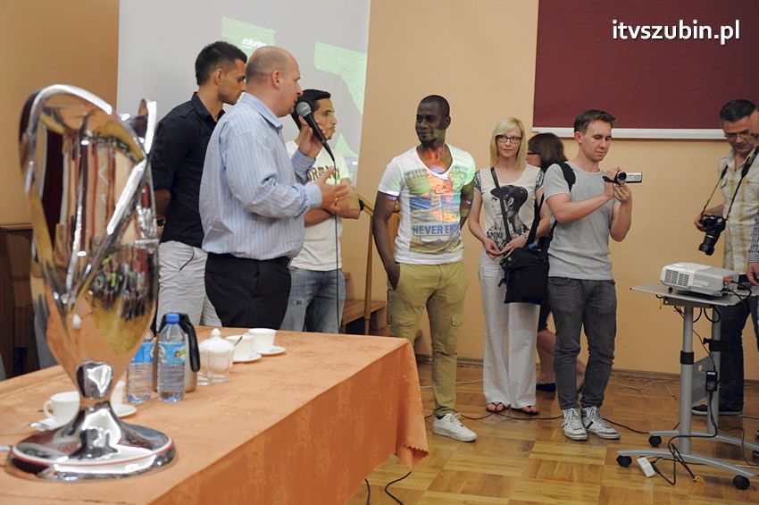 Piłkarze Zawiszy Bydgoszcz z Pucharem Polski w Szubinie