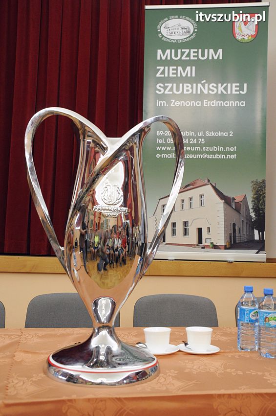 Piłkarze Zawiszy Bydgoszcz z Pucharem Polski w Szubinie