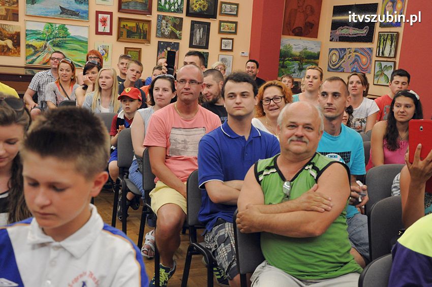 Piłkarze Zawiszy Bydgoszcz z Pucharem Polski w Szubinie