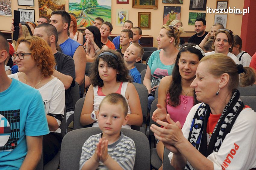 Piłkarze Zawiszy Bydgoszcz z Pucharem Polski w Szubinie