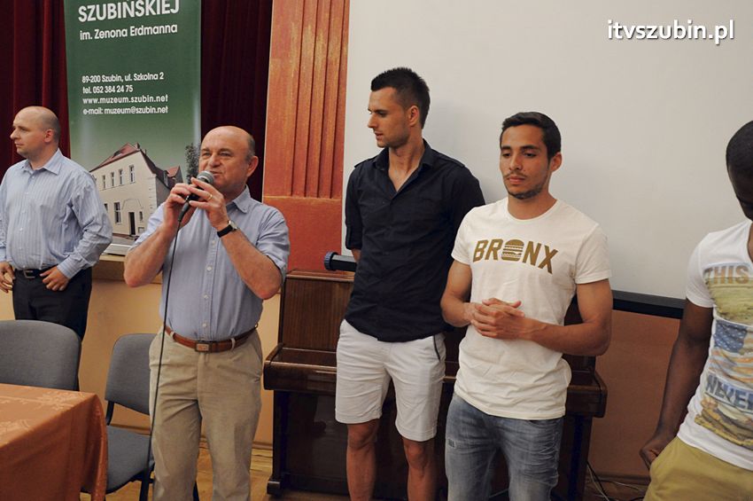 Piłkarze Zawiszy Bydgoszcz z Pucharem Polski w Szubinie