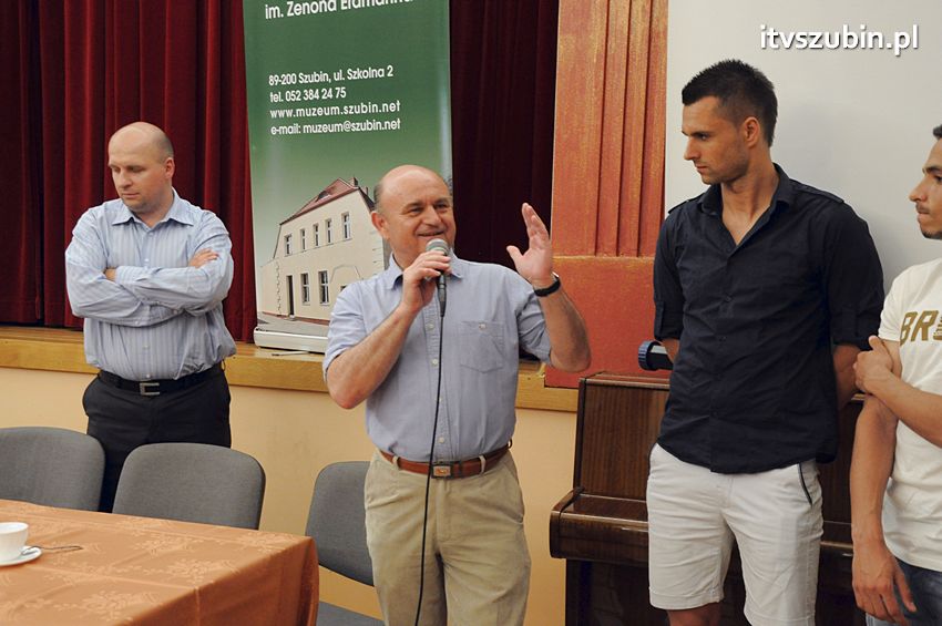 Piłkarze Zawiszy Bydgoszcz z Pucharem Polski w Szubinie