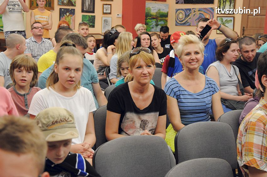 Piłkarze Zawiszy Bydgoszcz z Pucharem Polski w Szubinie