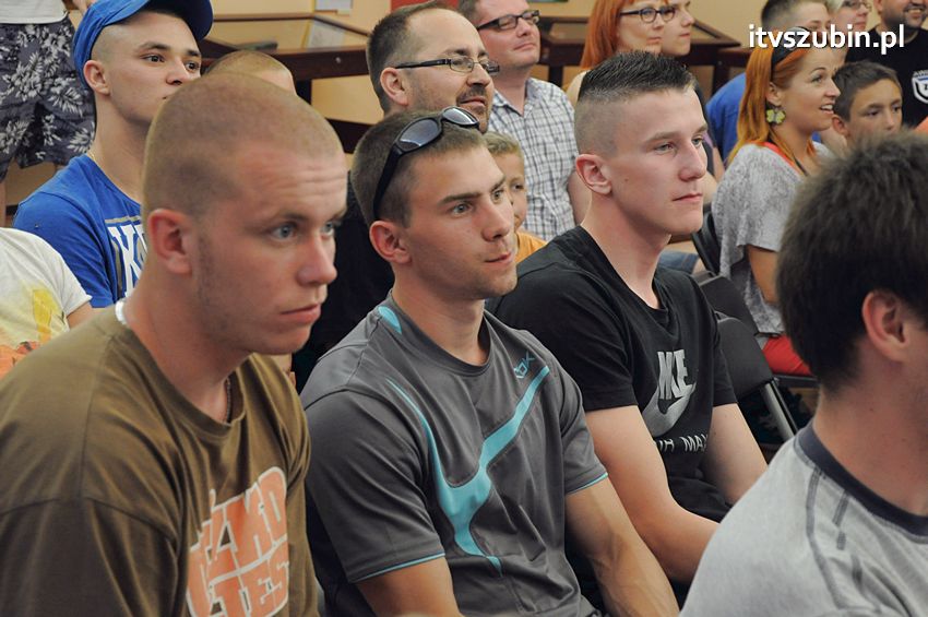 Piłkarze Zawiszy Bydgoszcz z Pucharem Polski w Szubinie