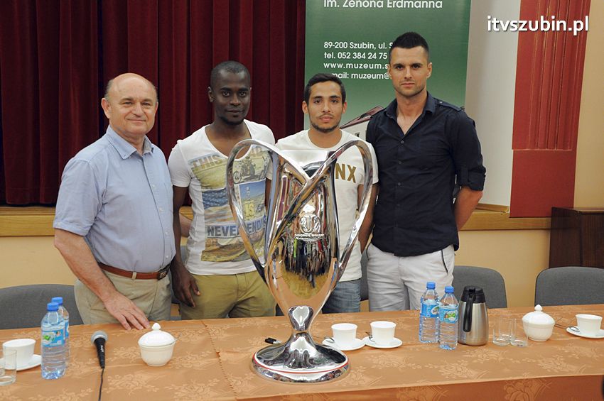 Piłkarze Zawiszy Bydgoszcz z Pucharem Polski w Szubinie