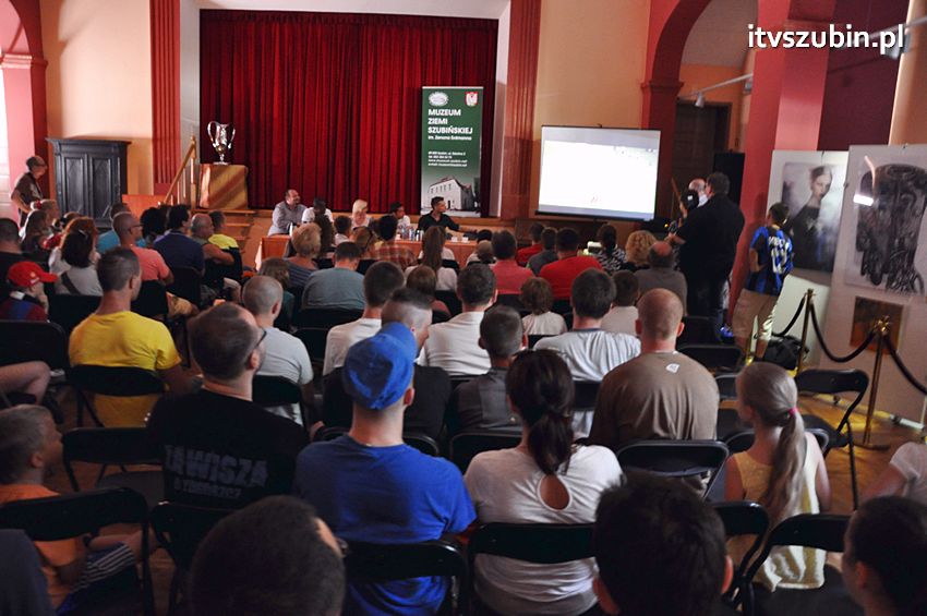 Piłkarze Zawiszy Bydgoszcz z Pucharem Polski w Szubinie