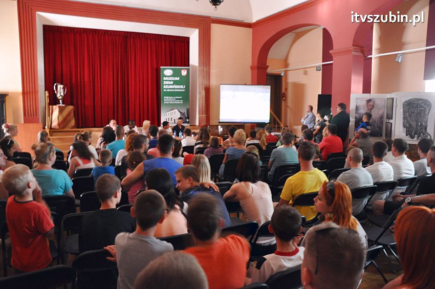 Piłkarze Zawiszy Bydgoszcz z Pucharem Polski w Szubinie