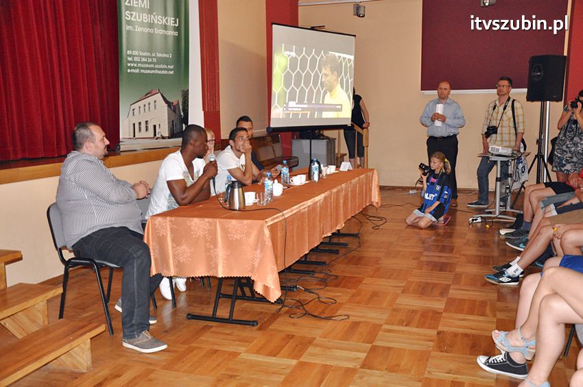 Piłkarze Zawiszy Bydgoszcz z Pucharem Polski w Szubinie