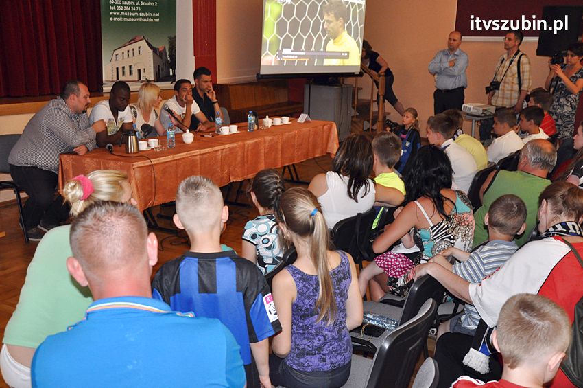 Piłkarze Zawiszy Bydgoszcz z Pucharem Polski w Szubinie