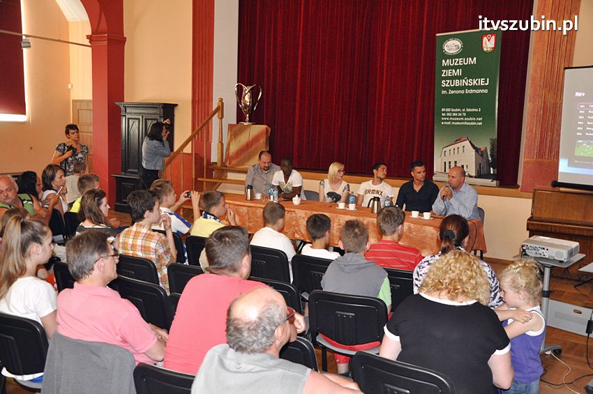 Piłkarze Zawiszy Bydgoszcz z Pucharem Polski w Szubinie