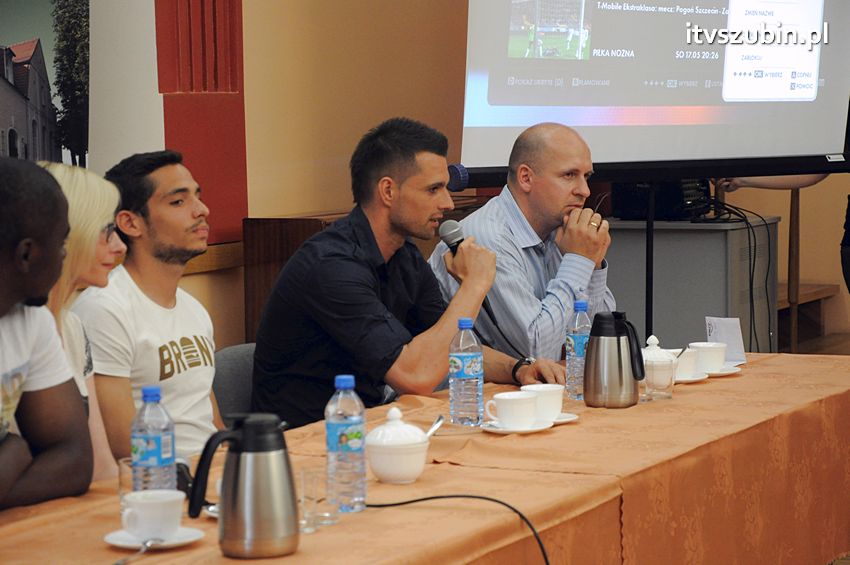 Piłkarze Zawiszy Bydgoszcz z Pucharem Polski w Szubinie