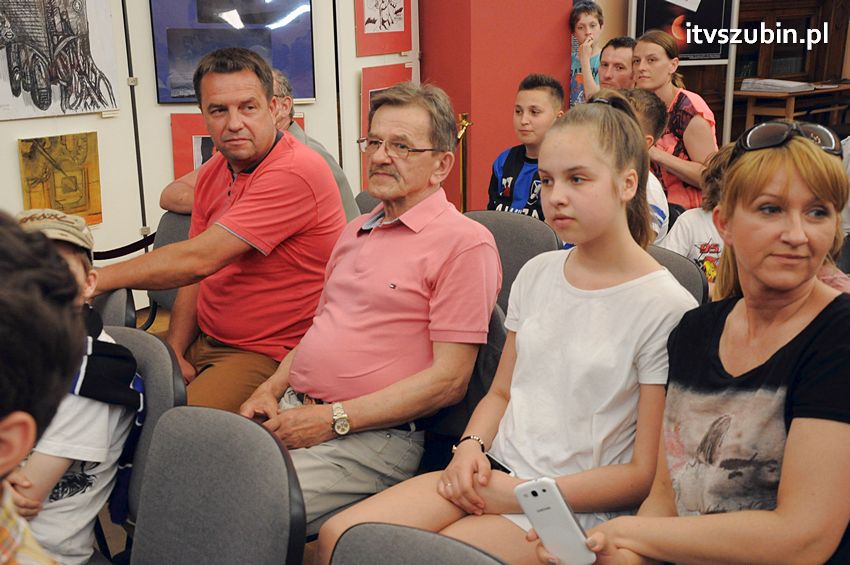 Piłkarze Zawiszy Bydgoszcz z Pucharem Polski w Szubinie