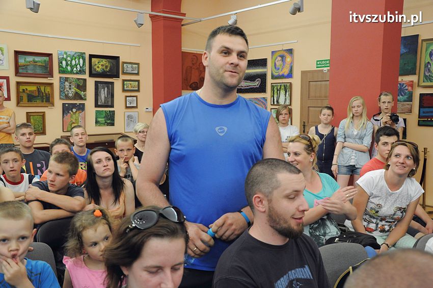 Piłkarze Zawiszy Bydgoszcz z Pucharem Polski w Szubinie