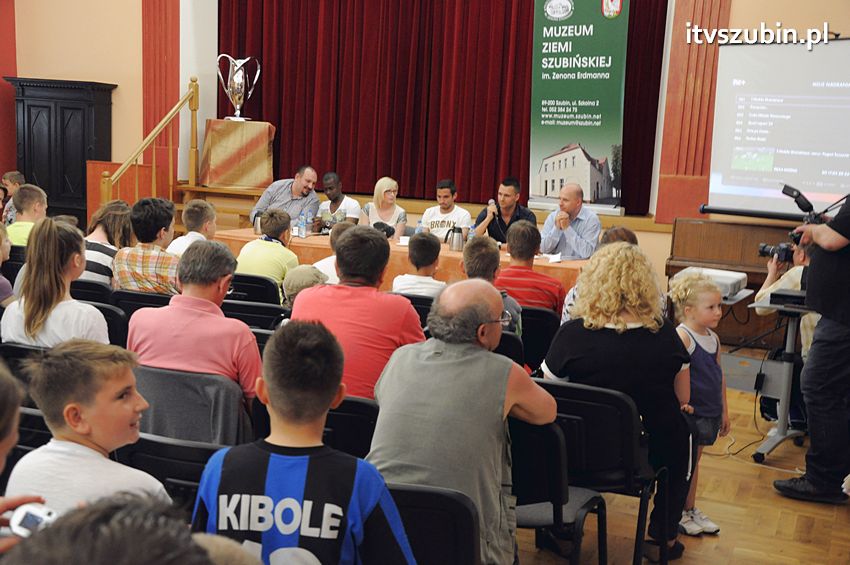 Piłkarze Zawiszy Bydgoszcz z Pucharem Polski w Szubinie