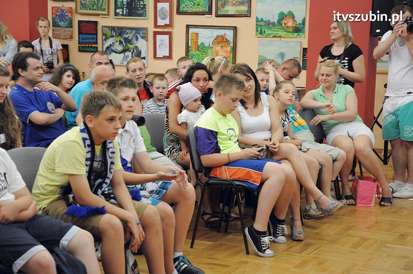 Piłkarze Zawiszy Bydgoszcz z Pucharem Polski w Szubinie